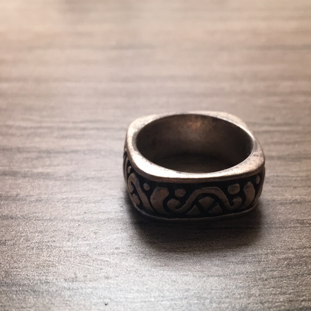 Square thumb ring